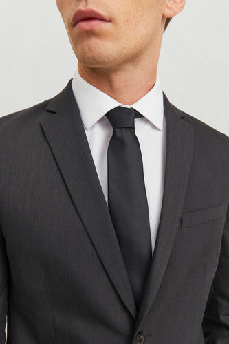 Ceinture noire d'ACCESSORIES BY JACK & JONES, portée avec une chemise blanche et un costume gris foncé.