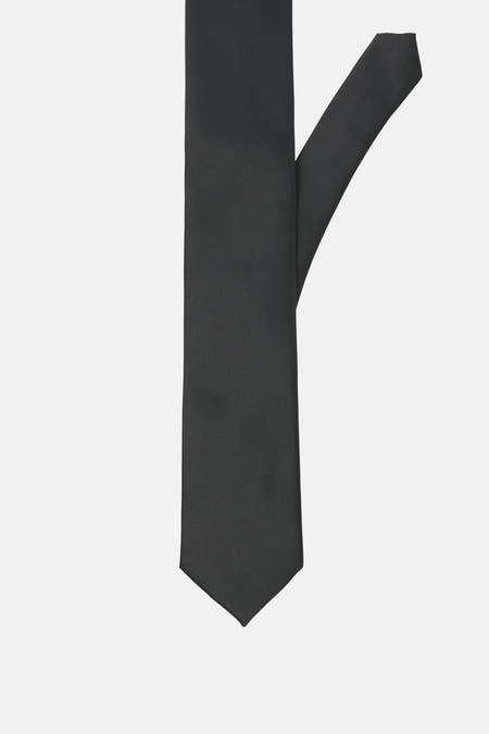 Ceinture noire d'ACCESSORIES BY JACK & JONES, lisse et classique sur un fond blanc.