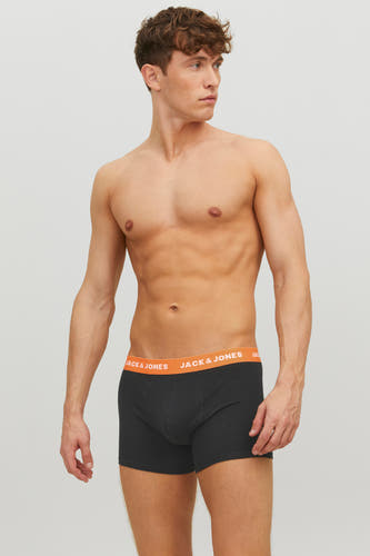 Zwarte boxers van ACCESSORIES BY JACK & JONES, gedragen door een mannelijk model tegen een effen achtergrond.
