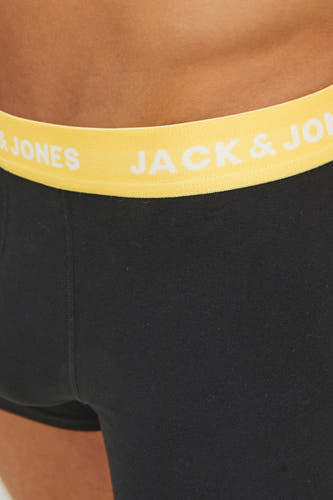Zwarte boxershort van ACCESSORIES BY JACK & JONES, met een gele elastische tailleband en witte merkletters.