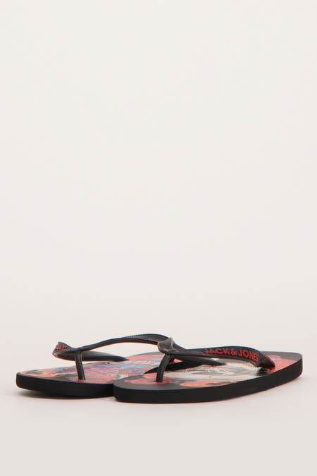 Chaussons gris d'ACCESSORIES BY JACK & JONES avec une impression rouge et des bandes noires, en vue de face.