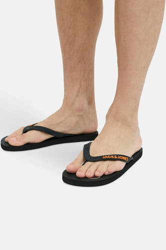 Zwarte slippers van ACCESSORIES BY JACK & JONES, gedragen op blote voeten.
