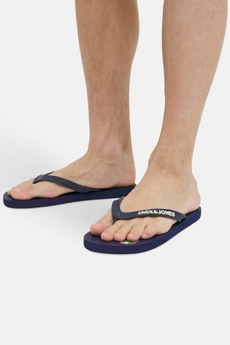Blauwe slippers van ACCESSORIES BY JACK & JONES met witte logo-opdruk op de bandjes.
