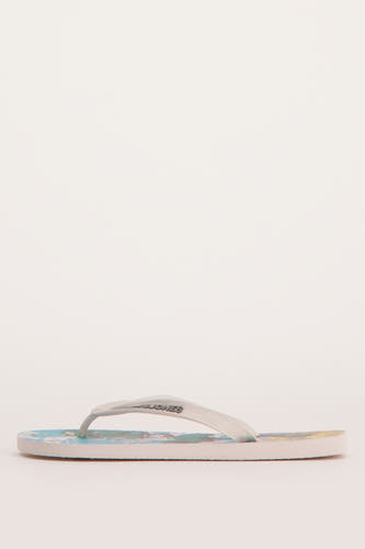 Multikleurige slippers van ACCESSORIES BY JACK & JONES met een opvallende print.
