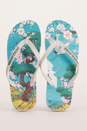 Multikleurige slippers van Jack & Jones met een decoratief Japans geïnspireerd patroon met bloesems en kraanvogels.
