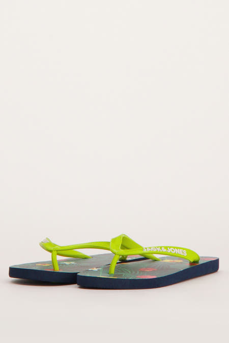 Chaussons bleus d'ACCESSORIES BY JACK & JONES avec une bande verte et un motif floral.