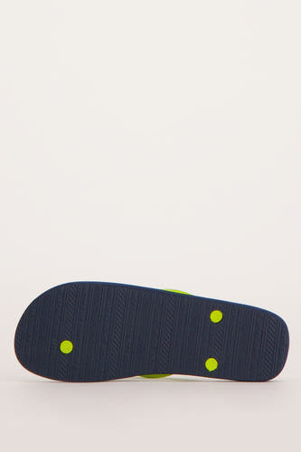 Blauwe slippers van ACCESSORIES BY JACK & JONES, met groene accenten en logo-opdruk op de zool.
