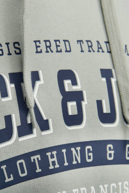 Pull-over vert de capuche ORIGINALS BY JACK & JONES, avec cordon de serrage et une impression textuelle.