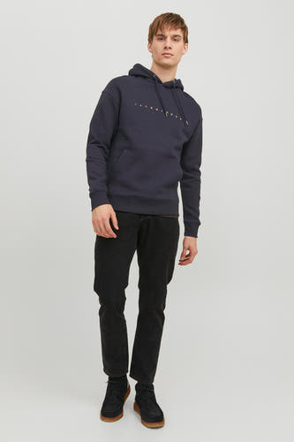 Blauwe sweater met kap van ORIGINALS BY JACK & JONES, gecombineerd met zwarte jeans en suède laarzen.