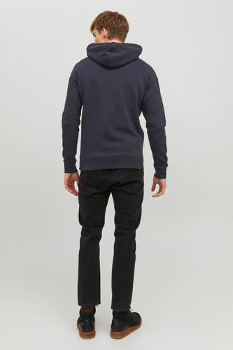 Blauwe sweater met kap van ORIGINALS BY JACK & JONES, gezien van achteren, gecombineerd met een zwarte jeans en suède schoenen.
