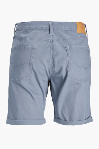 Blauwe short van JACK & JONES JEANS INTELLIGENCE, met achterzakken en omgeslagen pijpen, rugaanzicht.
