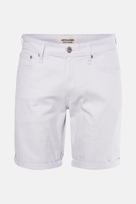 Lichtblauwe short van JACK & JONES met opgerolde pijpen en zakken.