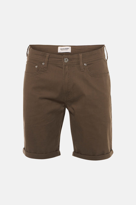 Bruine short van JACK & JONES JEANS INTELLIGENCE met opgerolde pijpen en zakken aan de voorzijde.