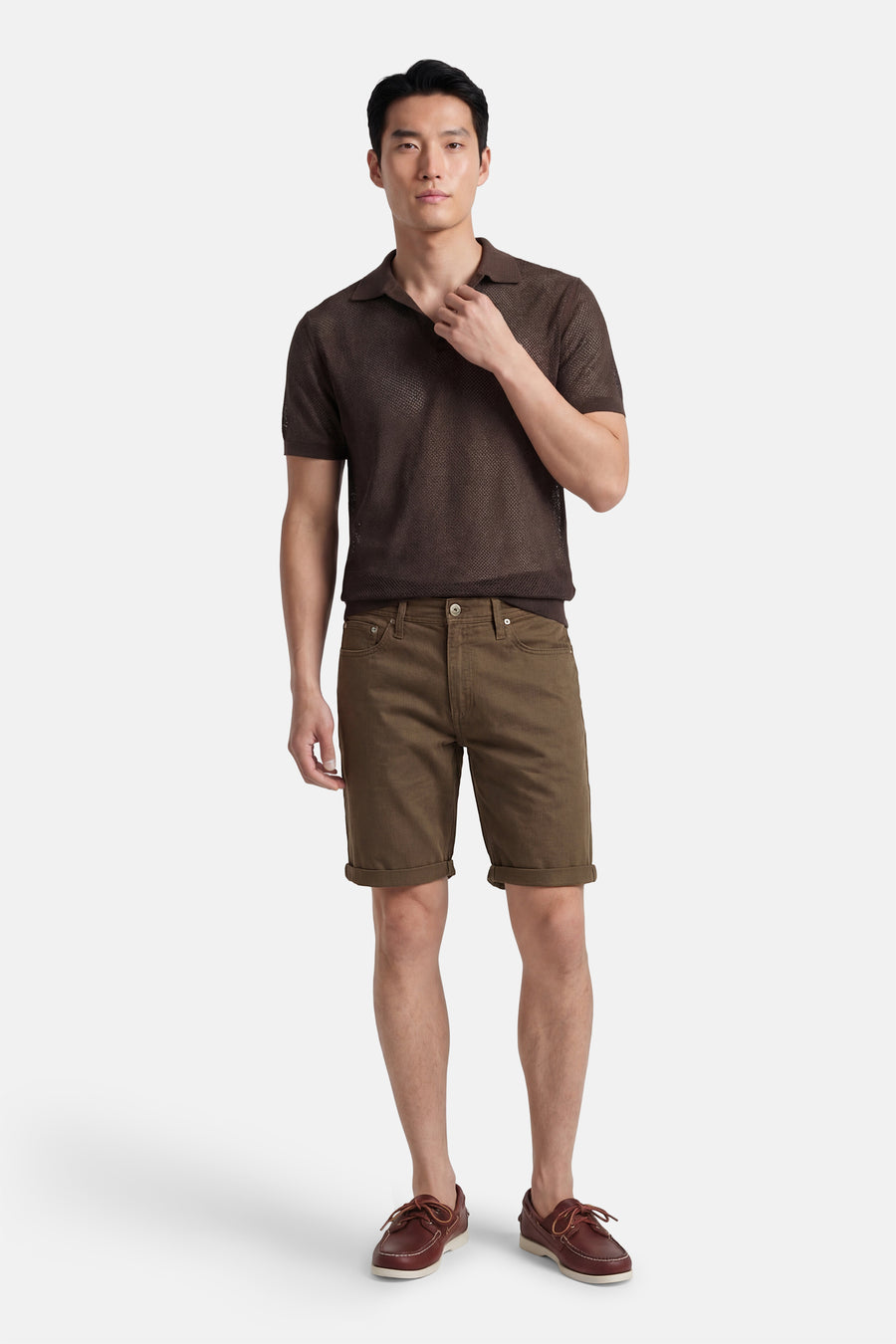 Short marron de JACK & JONES JEANS INTELLIGENCE, avec revers et porté avec un polo marron et des chaussures bateau marron.