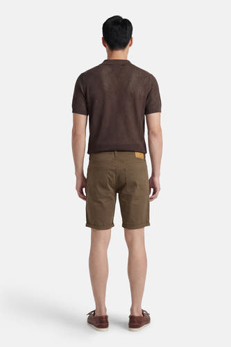 Short marron de JACK & JONES JEANS INTELLIGENCE, avec revers et poches arrière, combiné avec un polo marron et des mocassins en cuir.