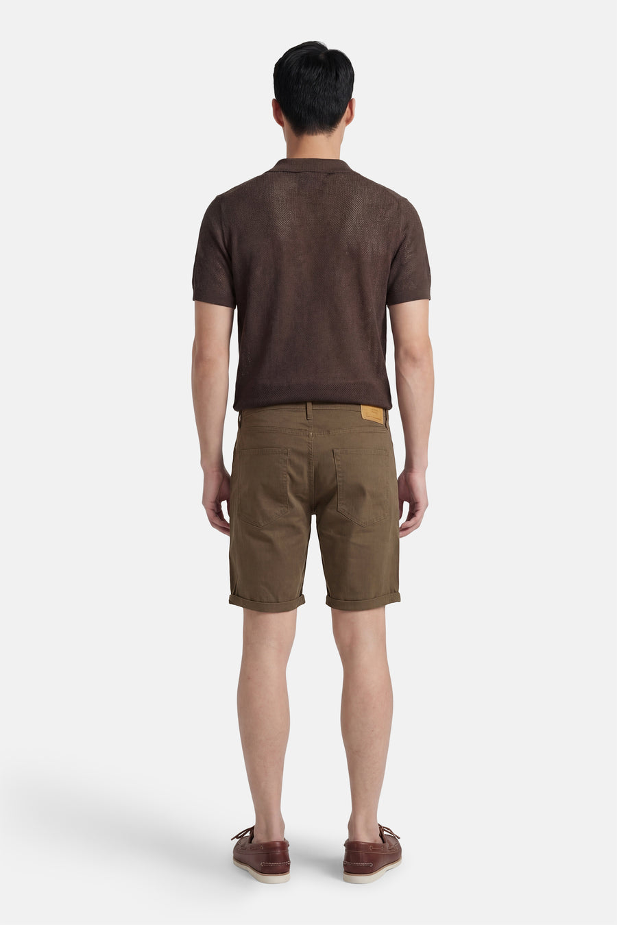 Short marron de JACK & JONES JEANS INTELLIGENCE, avec revers et poches arrière, combiné avec un polo marron et des mocassins en cuir.