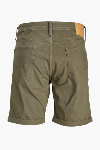 Groene short van JACK & JONES JEANS INTELLIGENCE, met opgerolde pijpen en achterzakken, op een witte achtergrond.
