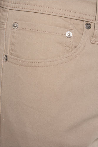 Beige short van JACK & JONES JEANS INTELLIGENCE, met zakken en zilverkleurige knopen.
