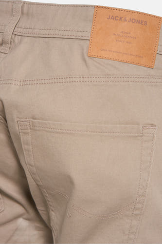 Beige short van JACK & JONES JEANS INTELLIGENCE, met een achterzak en een leren patch.
