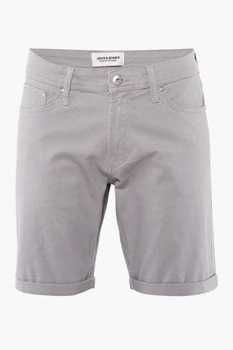 Grijze short van JACK & JONES JEANS INTELLIGENCE, met omgeslagen pijpen en steekzakken.
