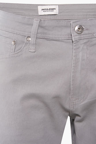 Grijze short van JACK & JONES JEANS INTELLIGENCE, close-up van de voorkant met knopen en riemlussen.
