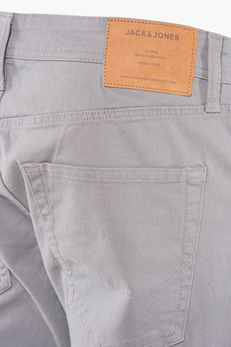 Grijze short van JACK & JONES JEANS INTELLIGENCE, met achterzak en merklabel.
