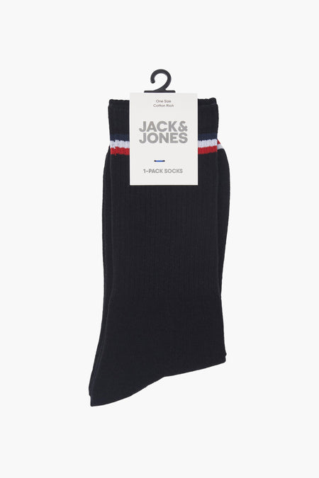 Chaussettes noires riches en coton de JACK & JONES avec un bord côtelé à rayures rouge-blanc-bleu, suspendues.