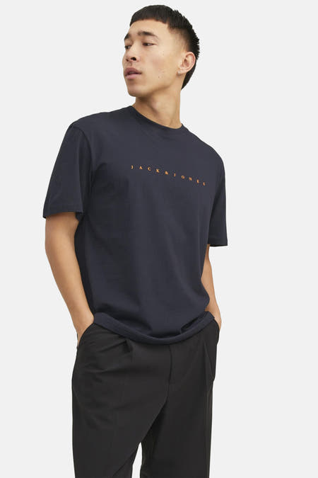 Blauw T-shirt met korte mouwen van ORIGINALS BY JACK & JONES, met een oranje logo en gedragen met een zwarte pantalon.