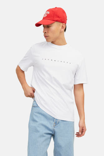 T-shirt blanc à manches courtes d'ORIGINALS BY JACK & JONES, porté avec un chapeau rouge et des jeans bleus.