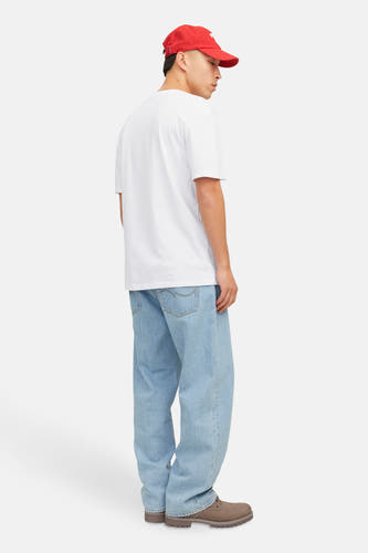 T-shirt blanc à manches courtes d'ORIGINALS BY JACK & JONES, avec en plus un chapeau rouge et des jeans bleus.