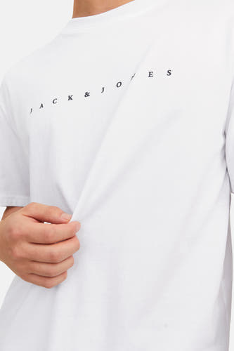 T-shirt blanc à manches courtes d'ORIGINALS BY JACK & JONES, gros plan du t-shirt avec une main.