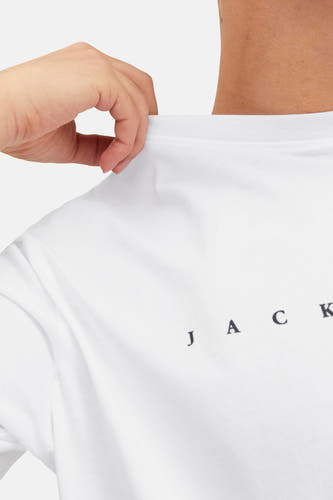 T-shirt blanc à manches courtes d'ORIGINALS BY JACK & JONES, gros plan de l'avant avec une main qui tire sur le col.