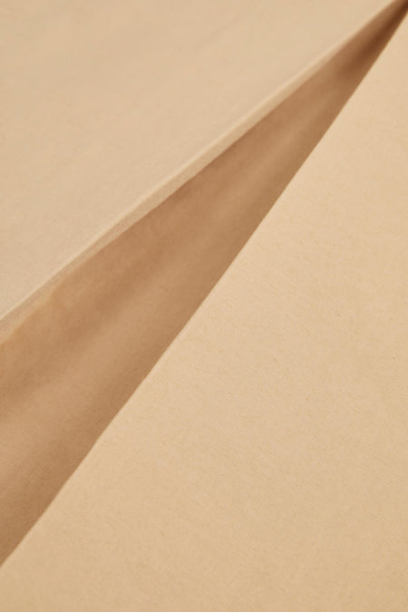 Jupe courte beige de JJXX, avec une subtile texture et un pli doux sur le côté.
