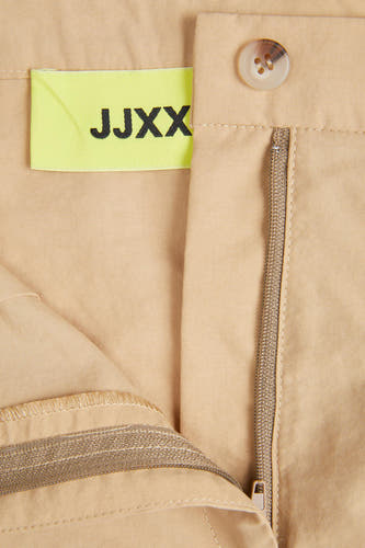 Beige korte rok van JJXX, met een knoop en een ritsdetail.