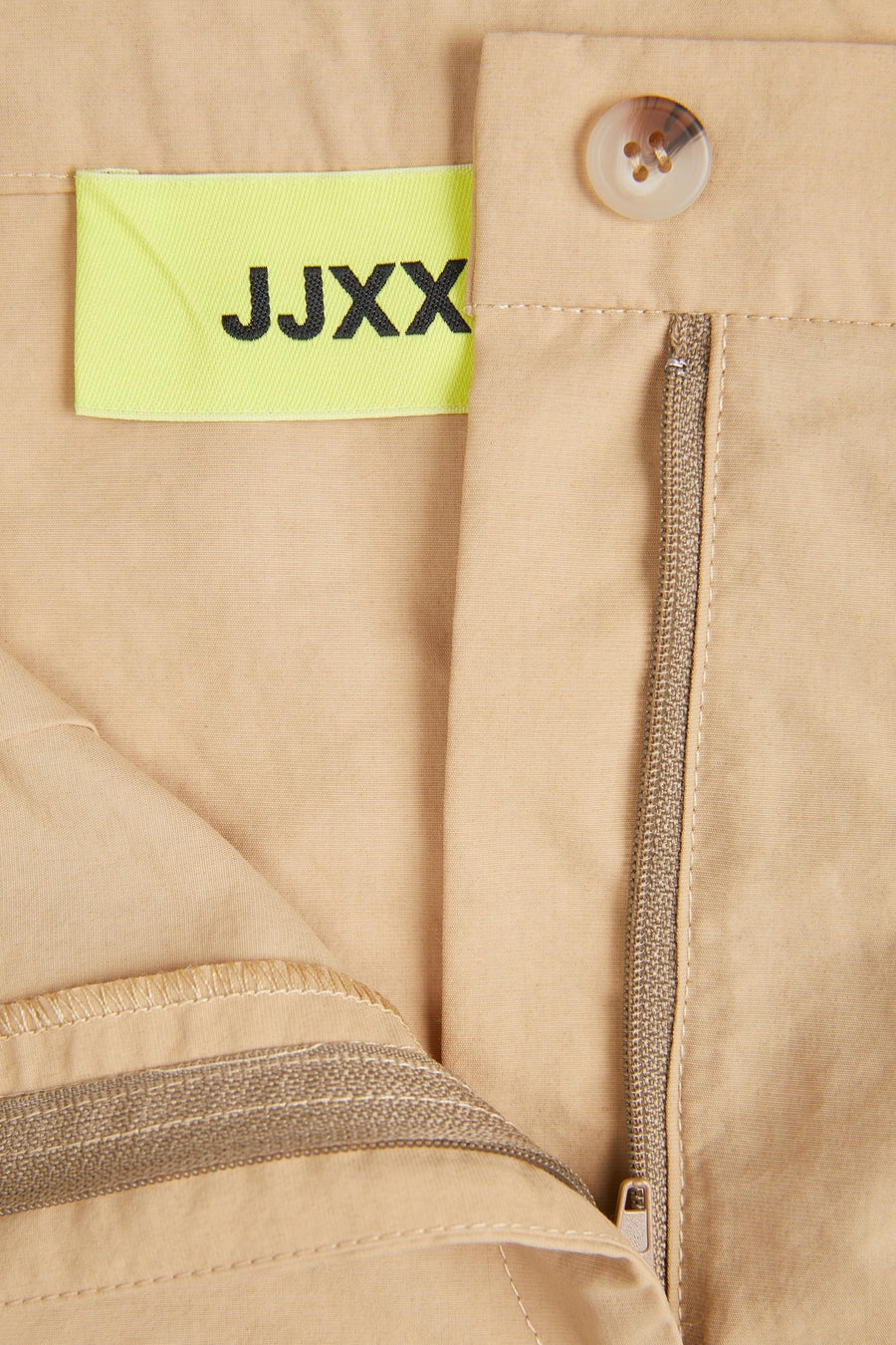 Beige korte rok van JJXX, met een knoop en een ritsdetail.