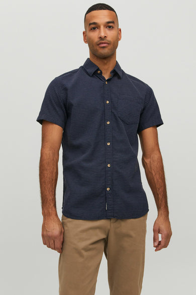 Blauw korte mouwen overhemd met fijne witte stippen van ORIGINALS BY JACK & JONES, voorzien van borstzakje en houten knopen, front view.