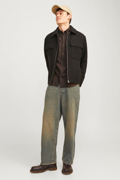 Bruin, lange mouwen overhemd van ORIGINALS by JACK & JONES, gedragen met een zwart jack, blauwe jeans en bruine laarzen.