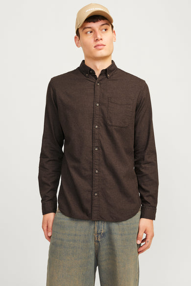 Bruin overhemd met lange mouwen van ORIGINALS by JACK & JONES, met knoopsluiting en borstzak, gedragen met een pet en jeans.