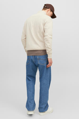 Wijd uitlopende blauwe jeans van JACK & JONES JEANS INTELLIGENCE, met een effen ontwerp, gedragen met een beige sweatshirt.