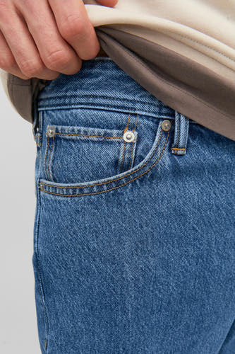 Jean en denim bleu large de JACK & JONES JEANS INTELLIGENCE, avec poche avant et petite poche.