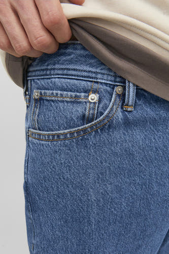 Jean bleu large de JACK & JONES JEANS INTELLIGENCE, avec petite poche et main visible.