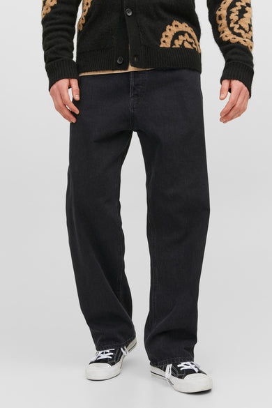 Jean large gris foncé de JACK & JONES JEANS INTELLIGENCE, avec une coupe confortable et une texture denim subtile, porté avec un pull noir et des baskets.