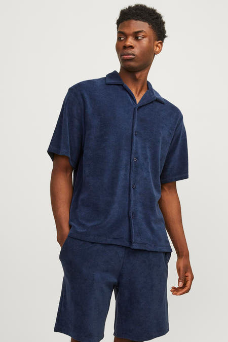 Blauw hemd met korte mouwen van PREMIUM by JACK & JONES, van zachte badstof, met open kraag.
