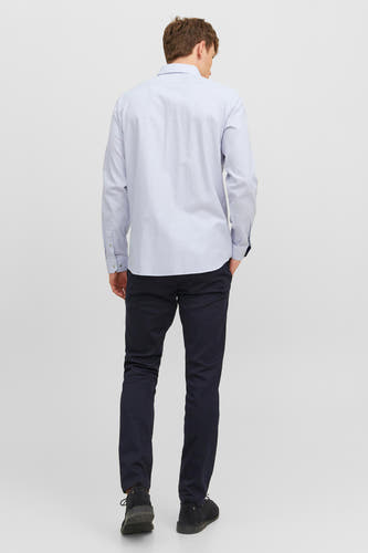 Chemise blanche à manches longues de PREMIUM by JACK & JONES, dos, avec un motif subtil, associée à des pantalons et des chaussures sombres.