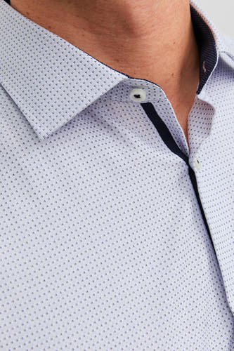 Chemise blanche à manches longues de PREMIUM by JACK & JONES, avec un motif à carreaux subtil et des détails contrastants.