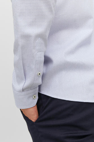 Chemise blanche à manches longues de PREMIUM by JACK & JONES, avec un motif à carreaux subtil, portée avec un pantalon bleu marine.