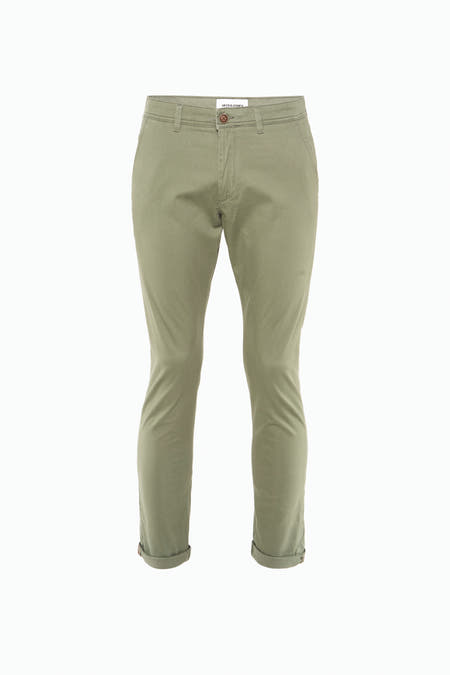 Groene chino van JACK & JONES JEANS INTELLIGENCE met opgerolde pijpen, een bruine knoop en steekzakken.