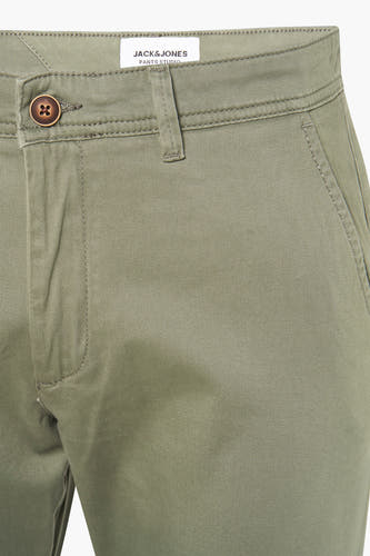 Jean chino vert de JACK & JONES JEANS INTELLIGENCE, avec un nœud brun et des poches à rabat.