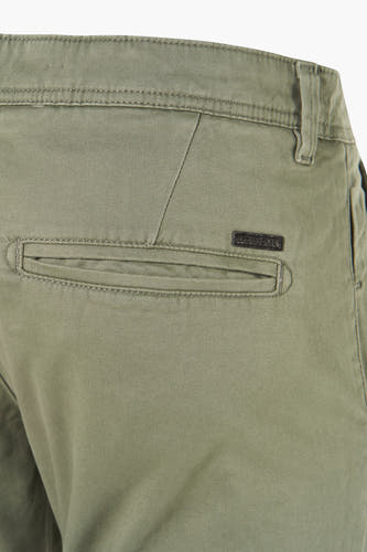 Jean chino vert de JACK & JONES JEANS INTELLIGENCE, avec poche arrière et passant pour ceinture, gros plan.