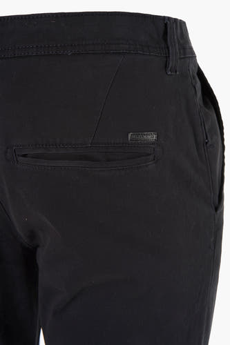 Chino noir de JACK & JONES JEANS INTELLIGENCE, avec poche arrière et passant de ceinture.